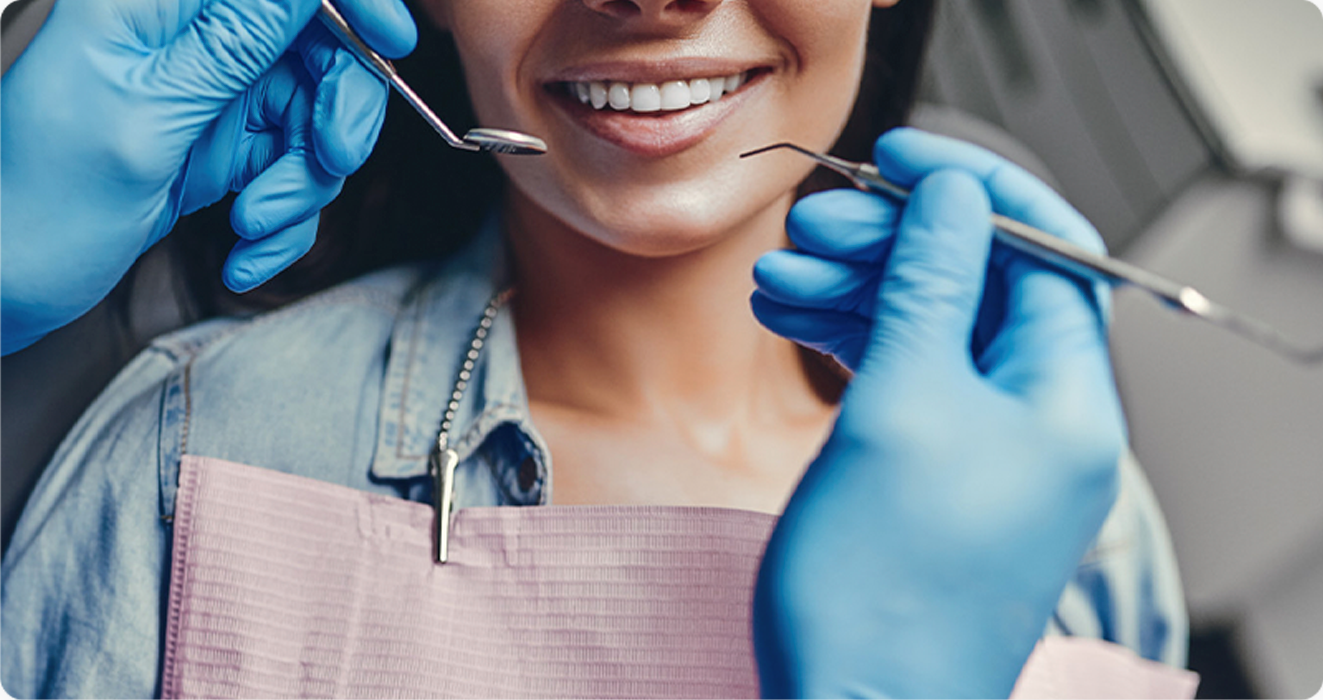 Mulher fazendo uma visita ao dentista